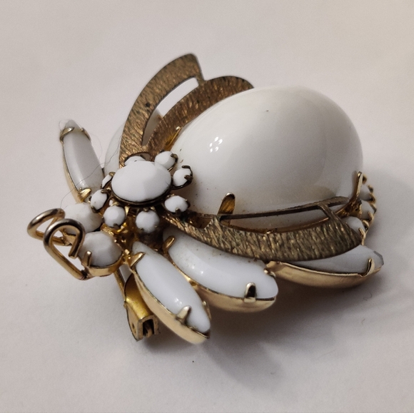 Vintage JULIANA Delizza & Elster Milk Glass Bee Bug Insect Pin Brooch - Picture 6 of 16